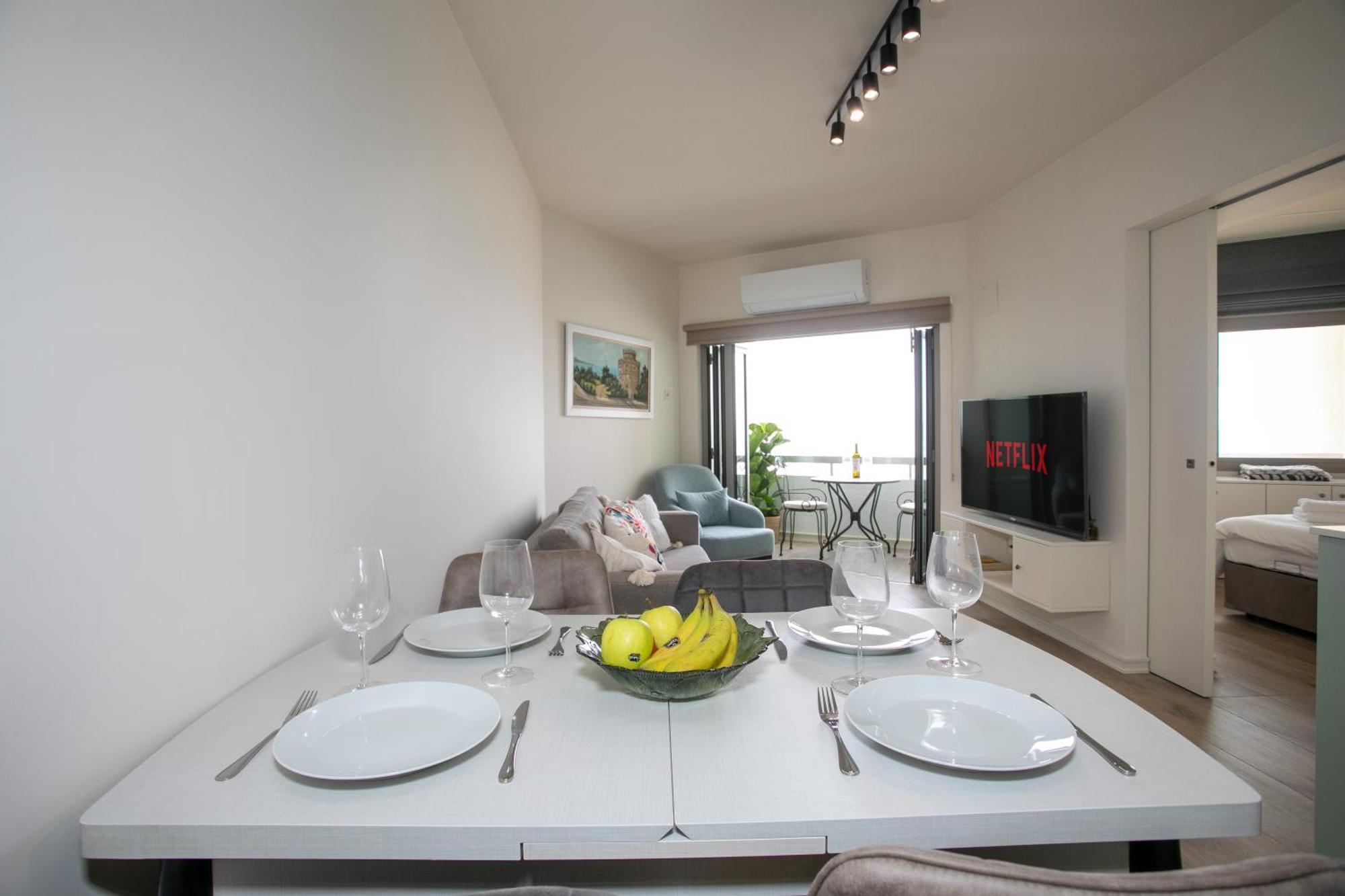 Palmove Luxurious Beachfront Apt Larnaca Eksteriør billede