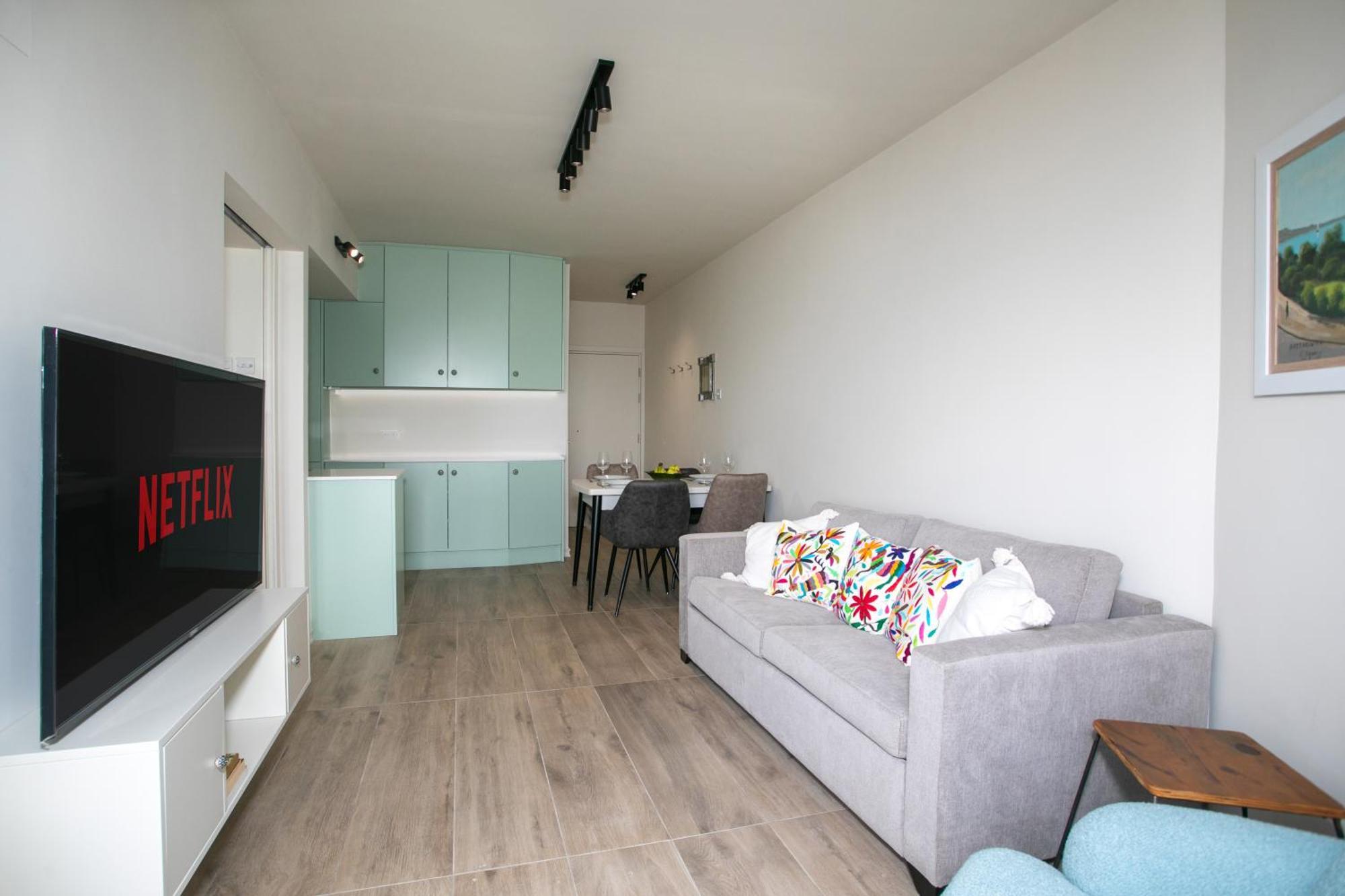 Palmove Luxurious Beachfront Apt Larnaca Eksteriør billede