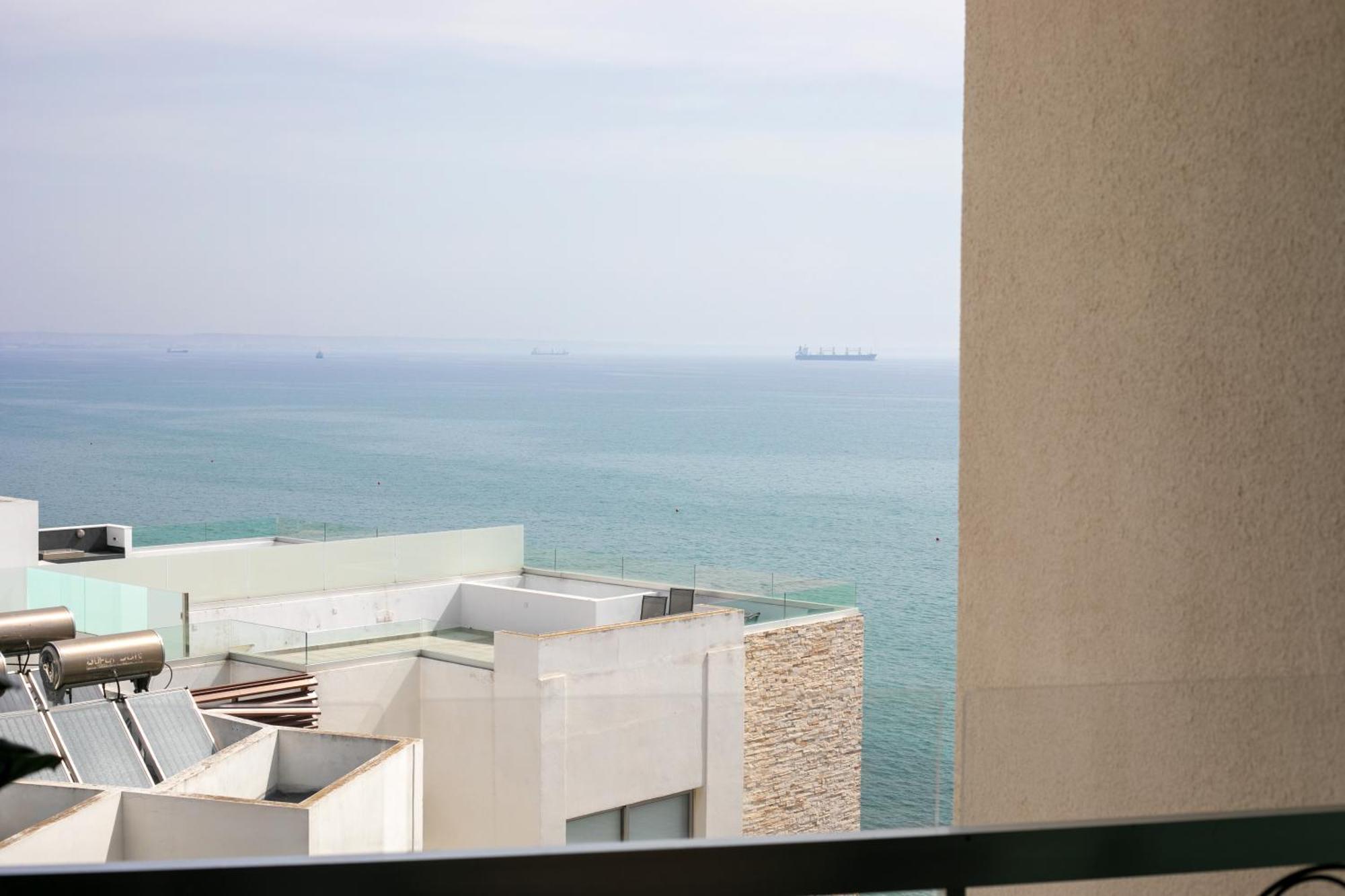 Palmove Luxurious Beachfront Apt Larnaca Eksteriør billede