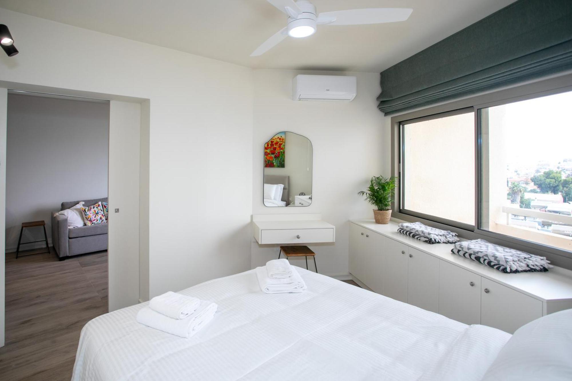 Palmove Luxurious Beachfront Apt Larnaca Eksteriør billede
