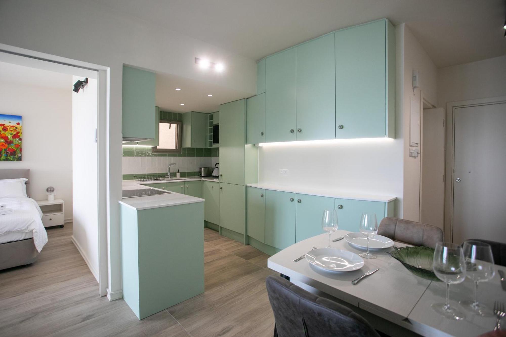 Palmove Luxurious Beachfront Apt Larnaca Eksteriør billede