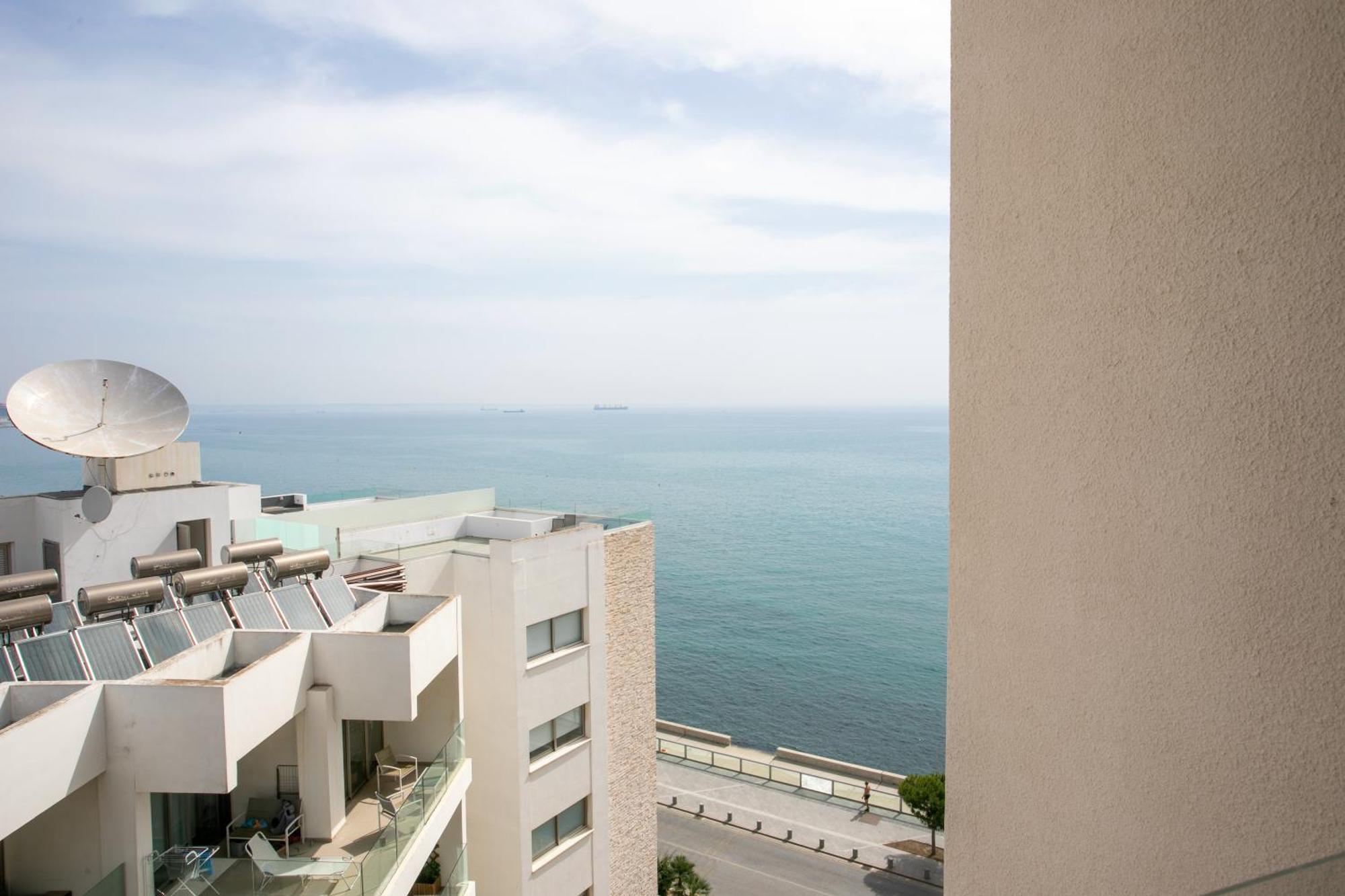 Palmove Luxurious Beachfront Apt Larnaca Eksteriør billede