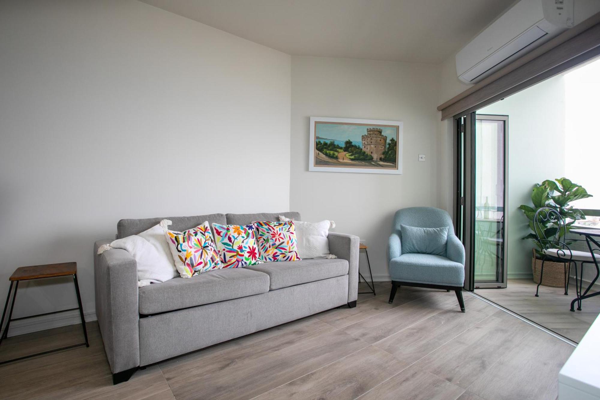 Palmove Luxurious Beachfront Apt Larnaca Eksteriør billede