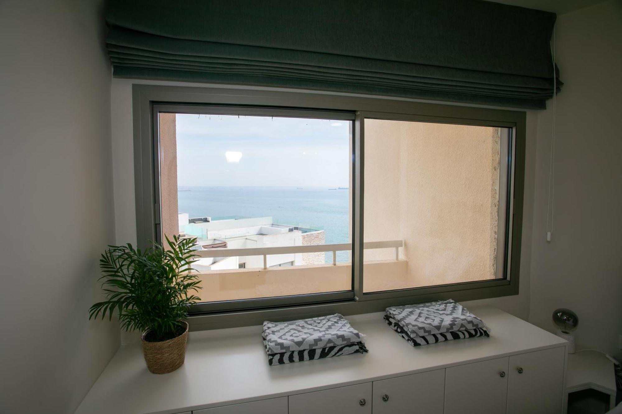 Palmove Luxurious Beachfront Apt Larnaca Eksteriør billede