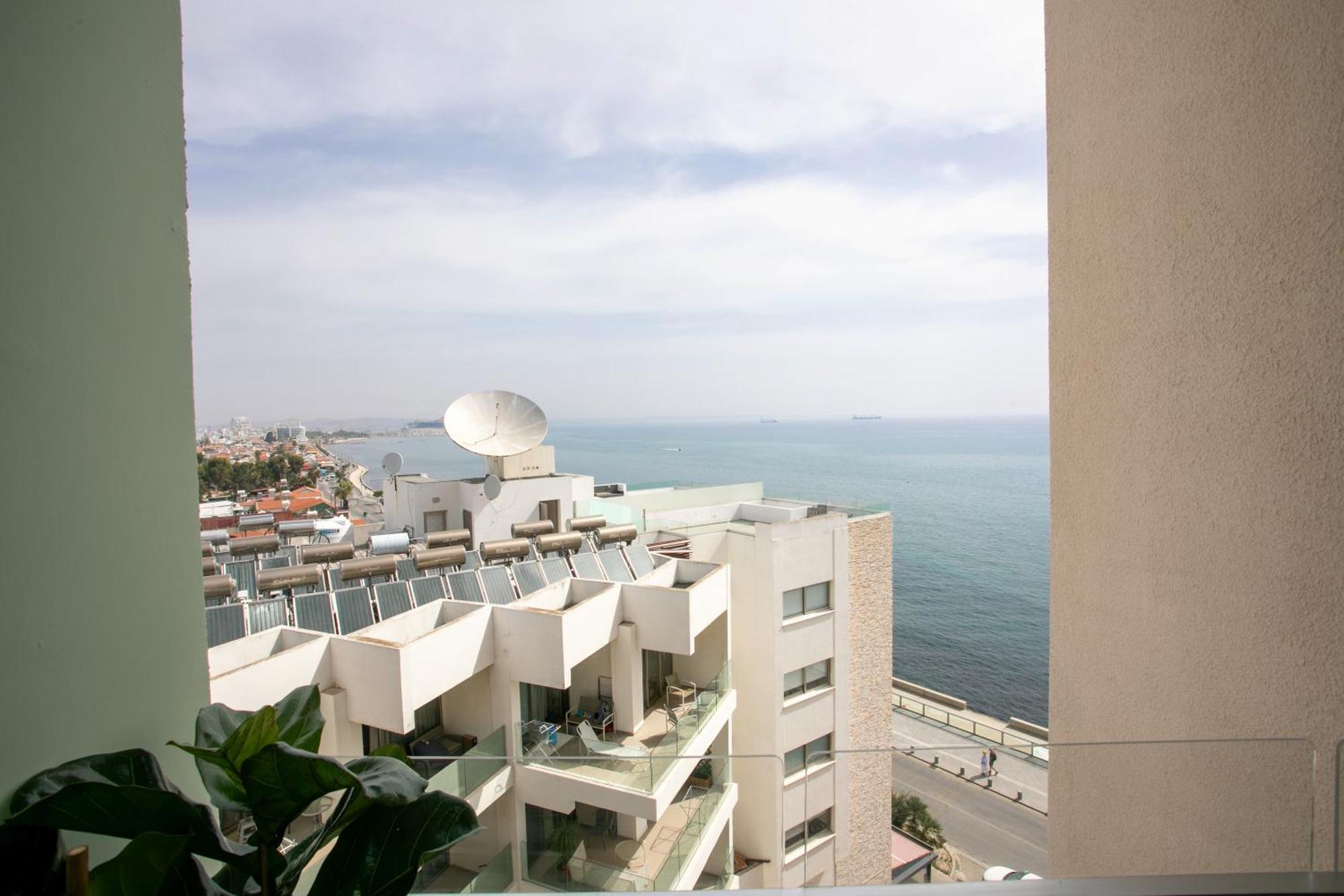 Palmove Luxurious Beachfront Apt Larnaca Eksteriør billede