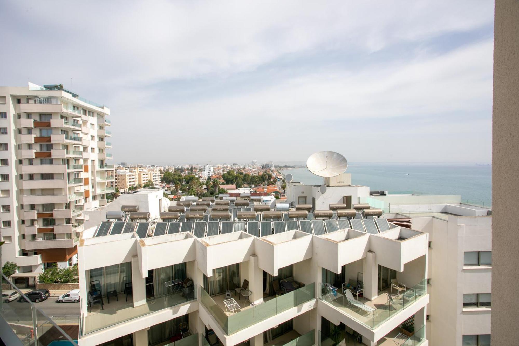 Palmove Luxurious Beachfront Apt Larnaca Eksteriør billede