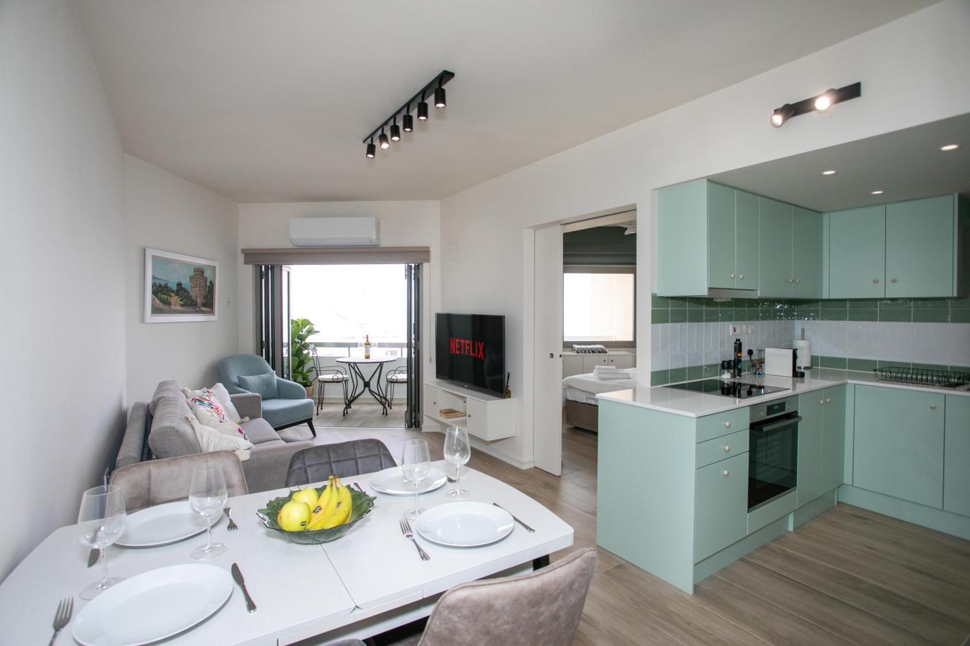 Palmove Luxurious Beachfront Apt Larnaca Eksteriør billede