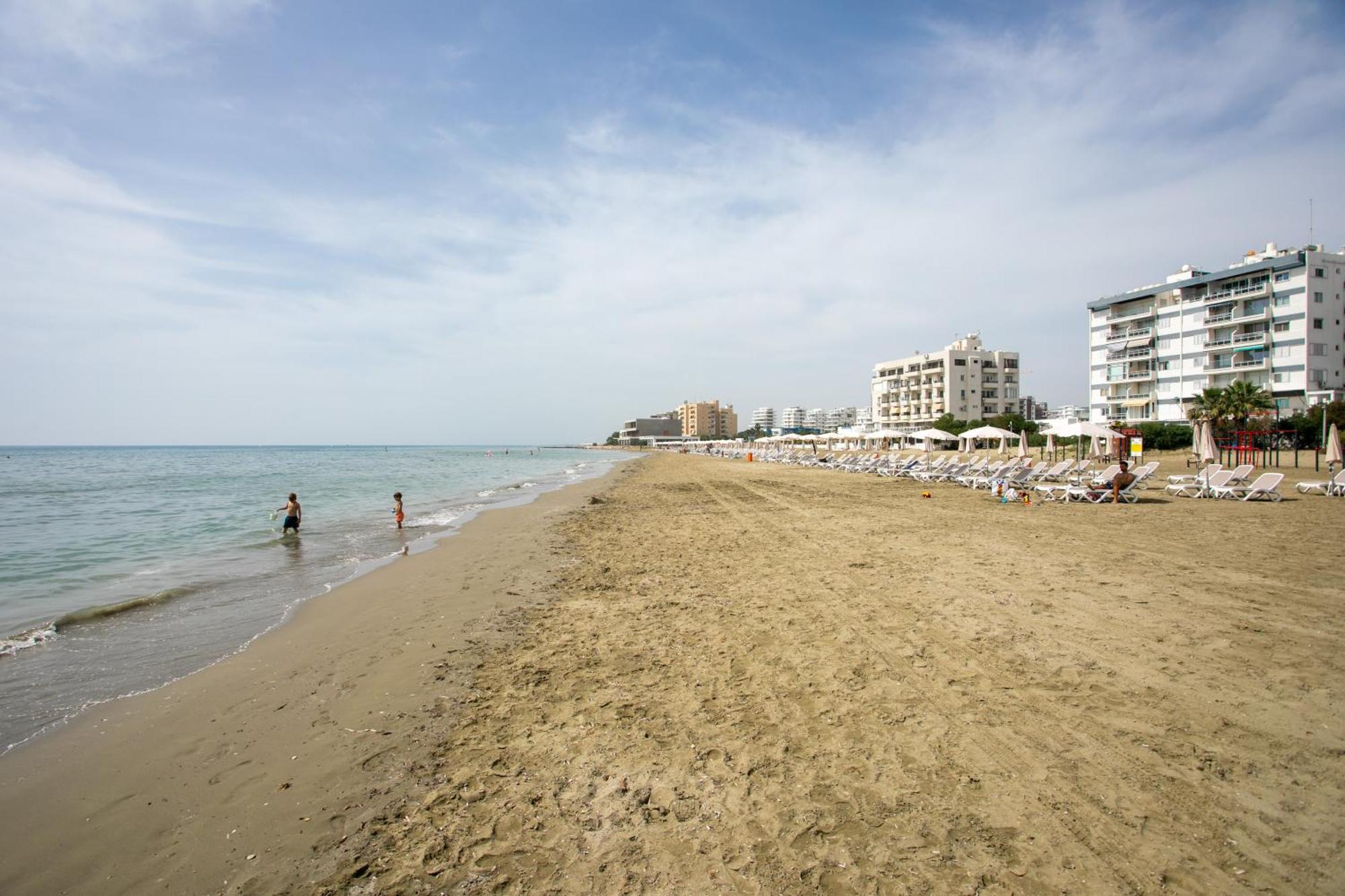 Palmove Luxurious Beachfront Apt Larnaca Eksteriør billede
