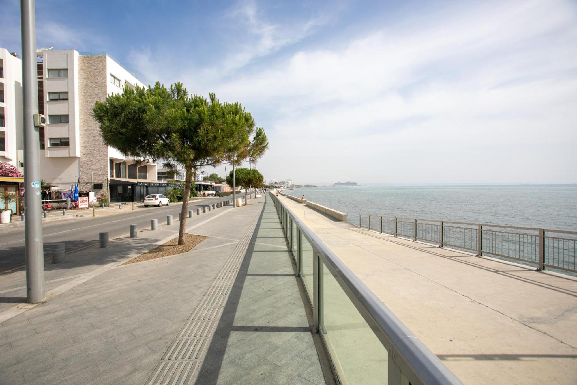 Palmove Luxurious Beachfront Apt Larnaca Eksteriør billede