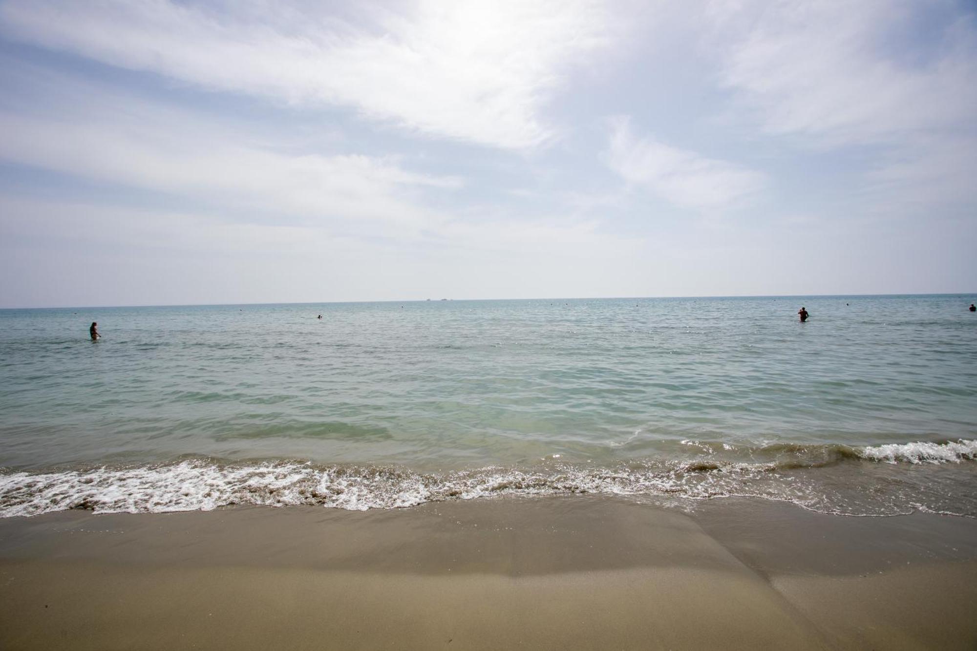 Palmove Luxurious Beachfront Apt Larnaca Eksteriør billede