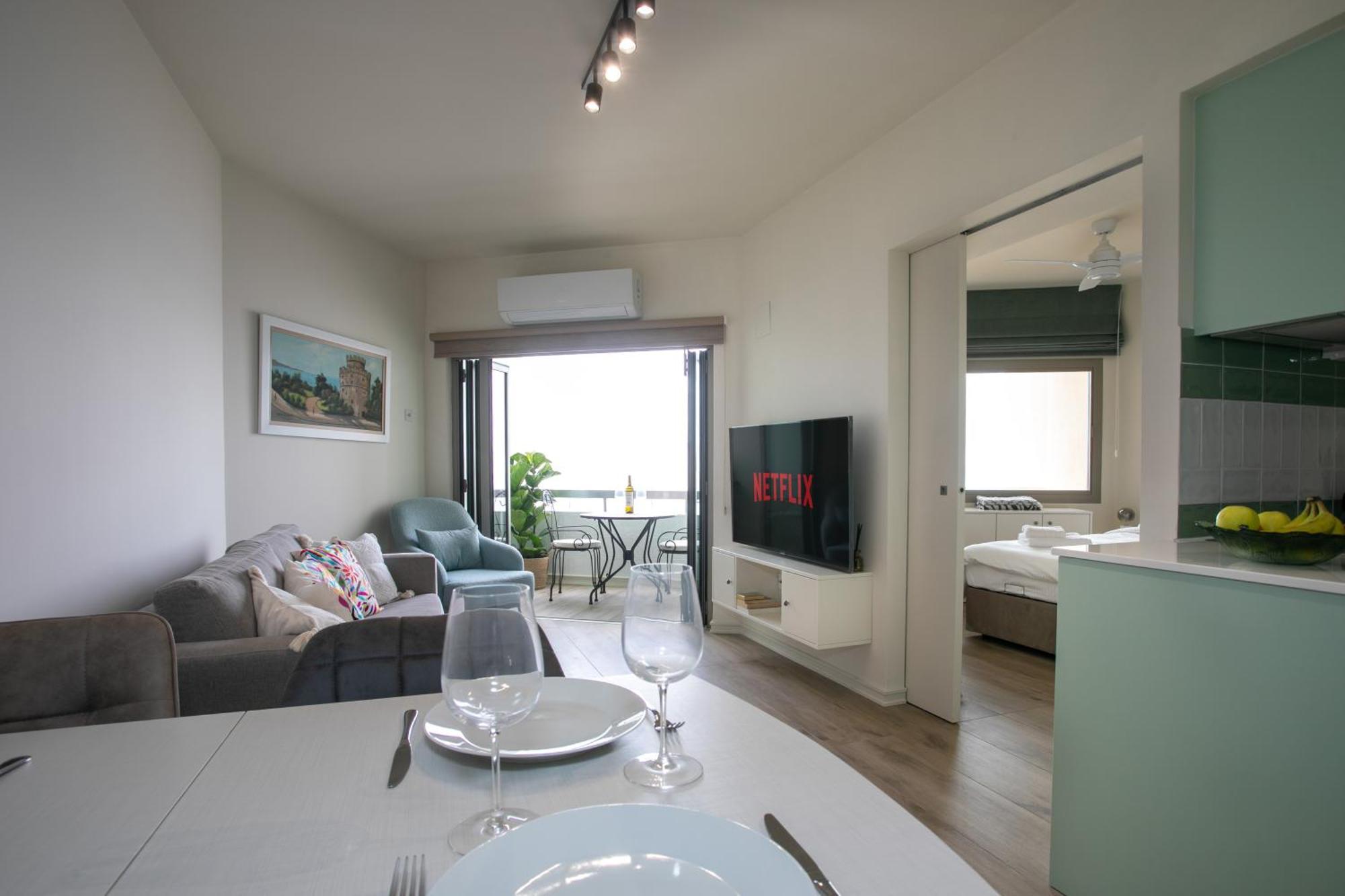 Palmove Luxurious Beachfront Apt Larnaca Eksteriør billede