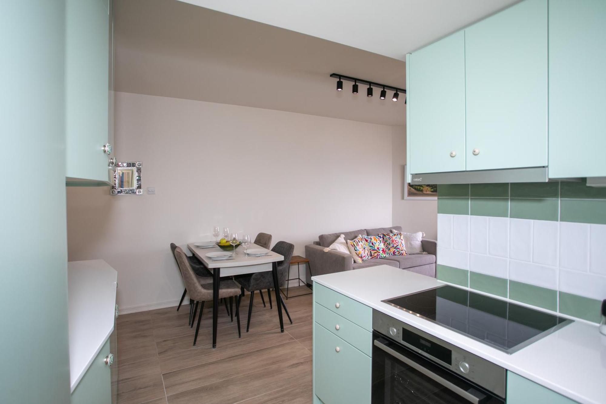 Palmove Luxurious Beachfront Apt Larnaca Eksteriør billede