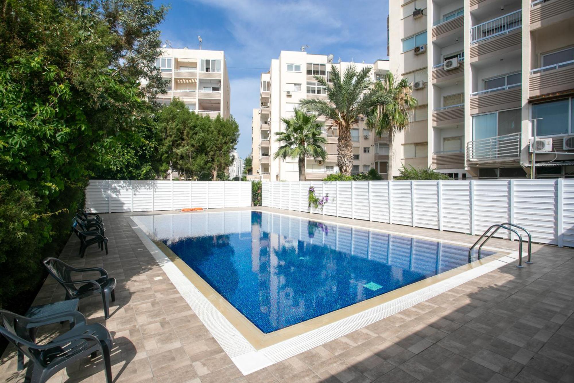 Palmove Luxurious Beachfront Apt Larnaca Eksteriør billede