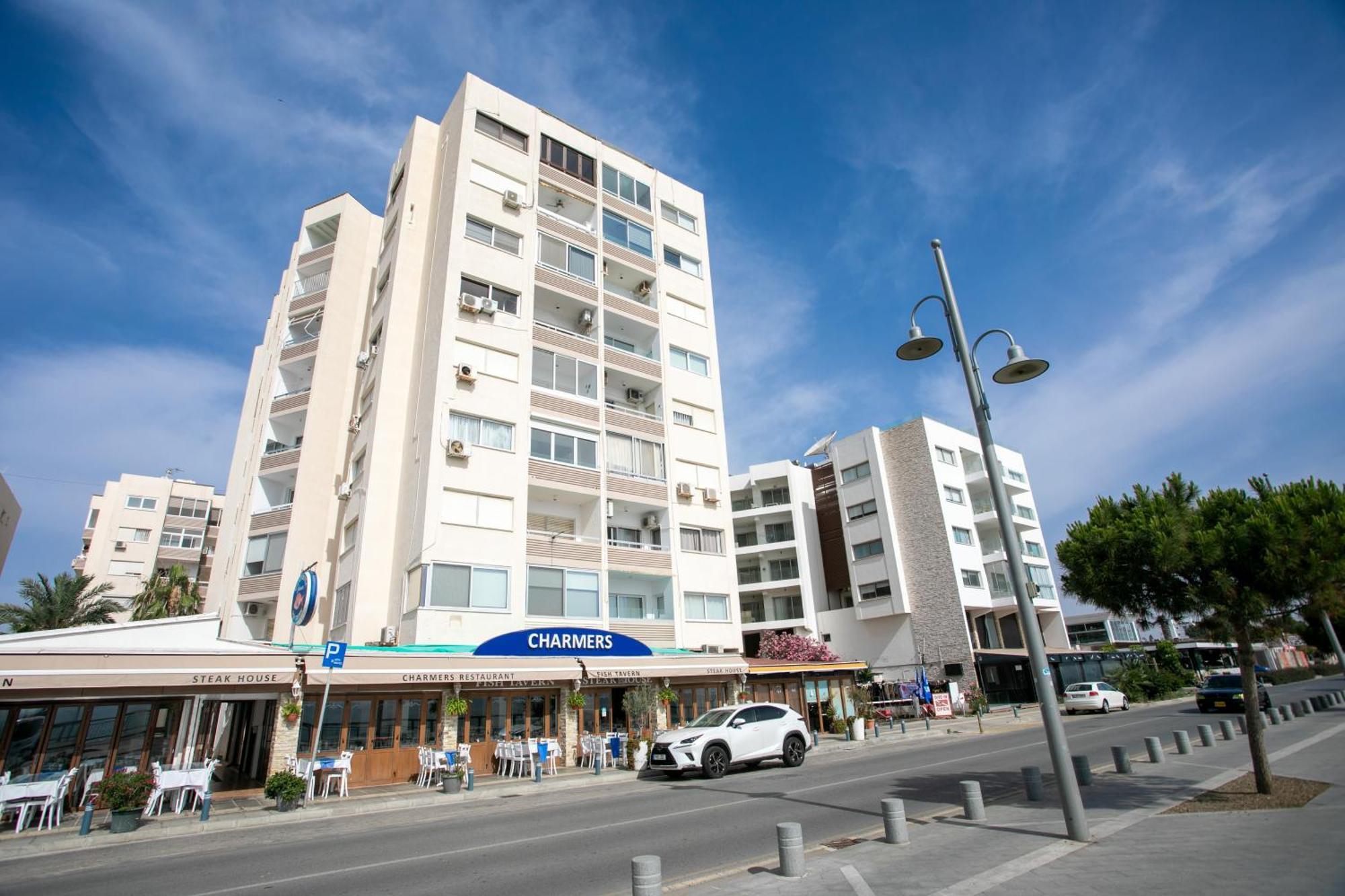 Palmove Luxurious Beachfront Apt Larnaca Eksteriør billede