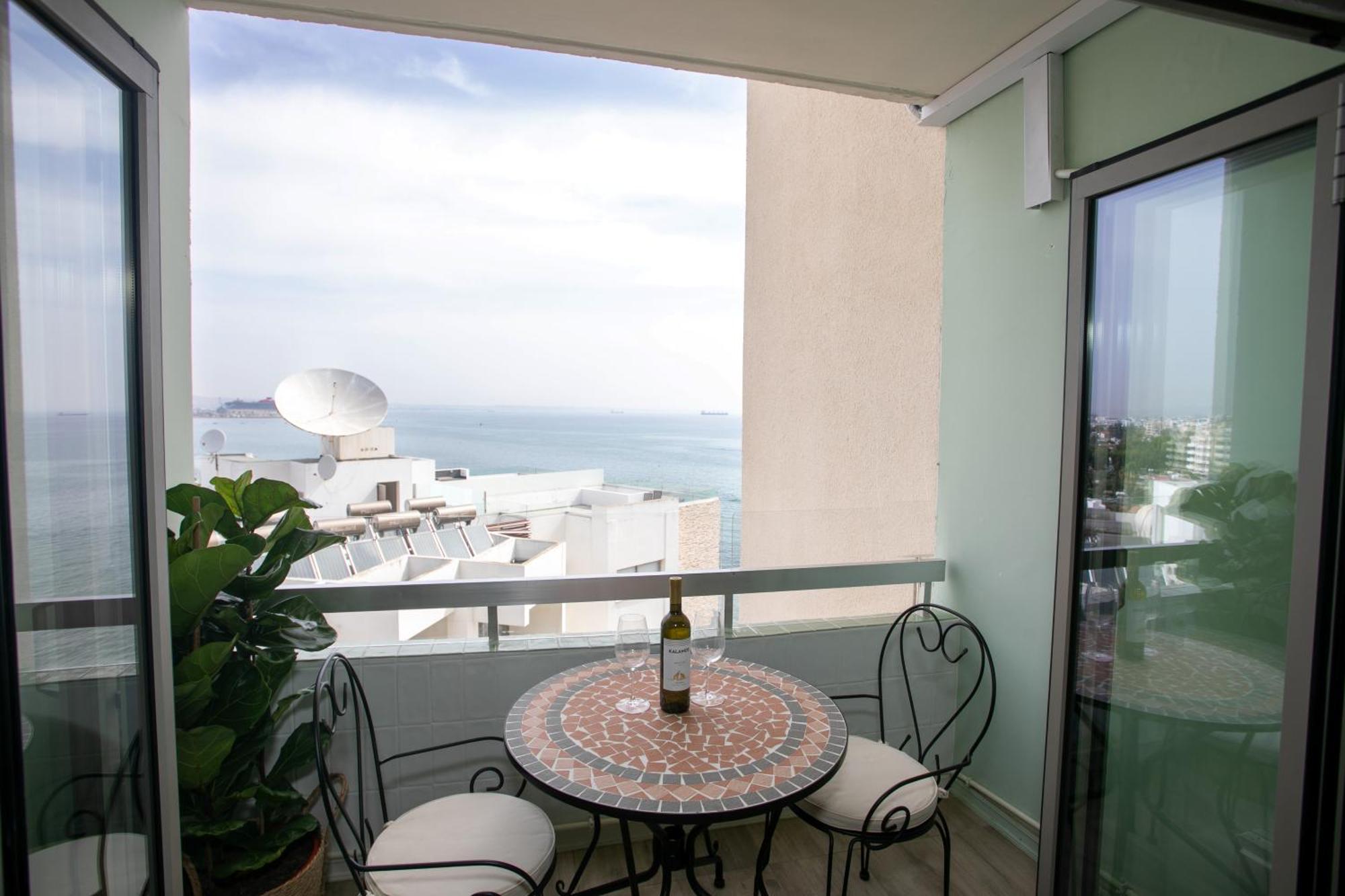 Palmove Luxurious Beachfront Apt Larnaca Eksteriør billede
