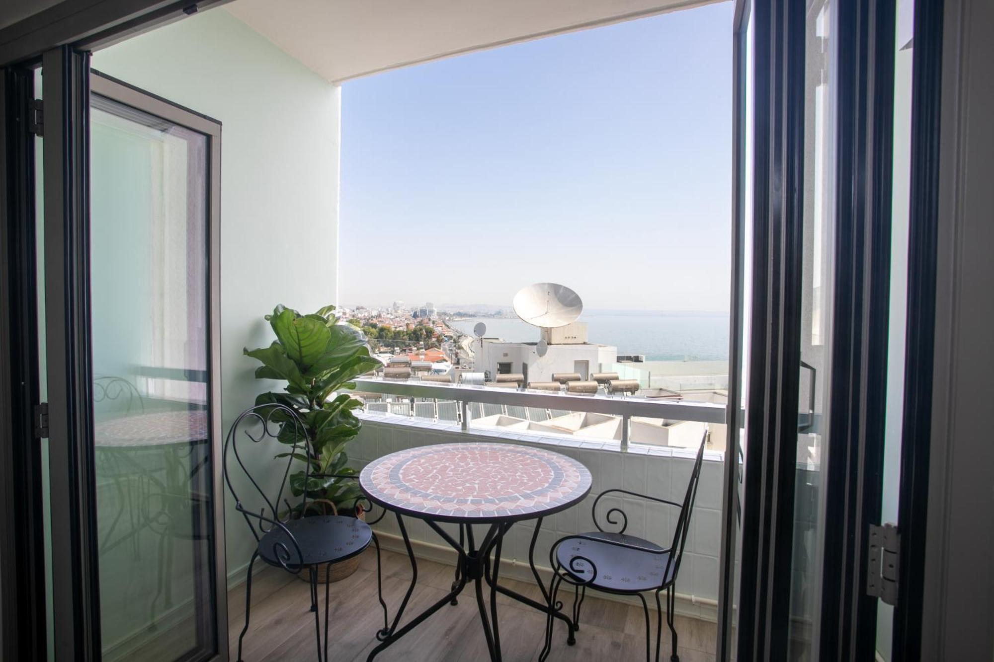 Palmove Luxurious Beachfront Apt Larnaca Eksteriør billede