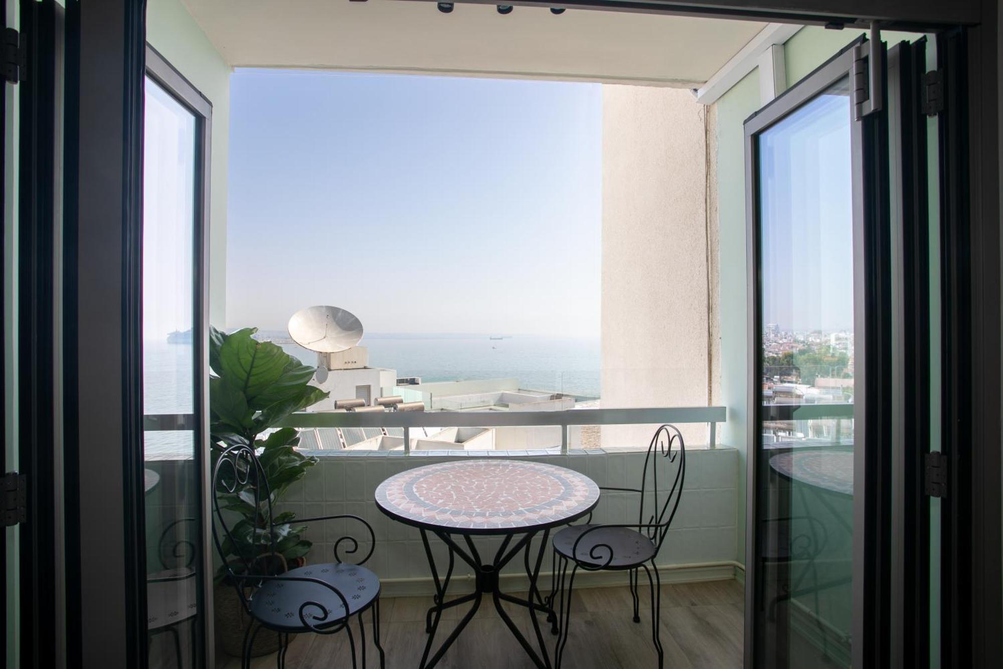 Palmove Luxurious Beachfront Apt Larnaca Eksteriør billede
