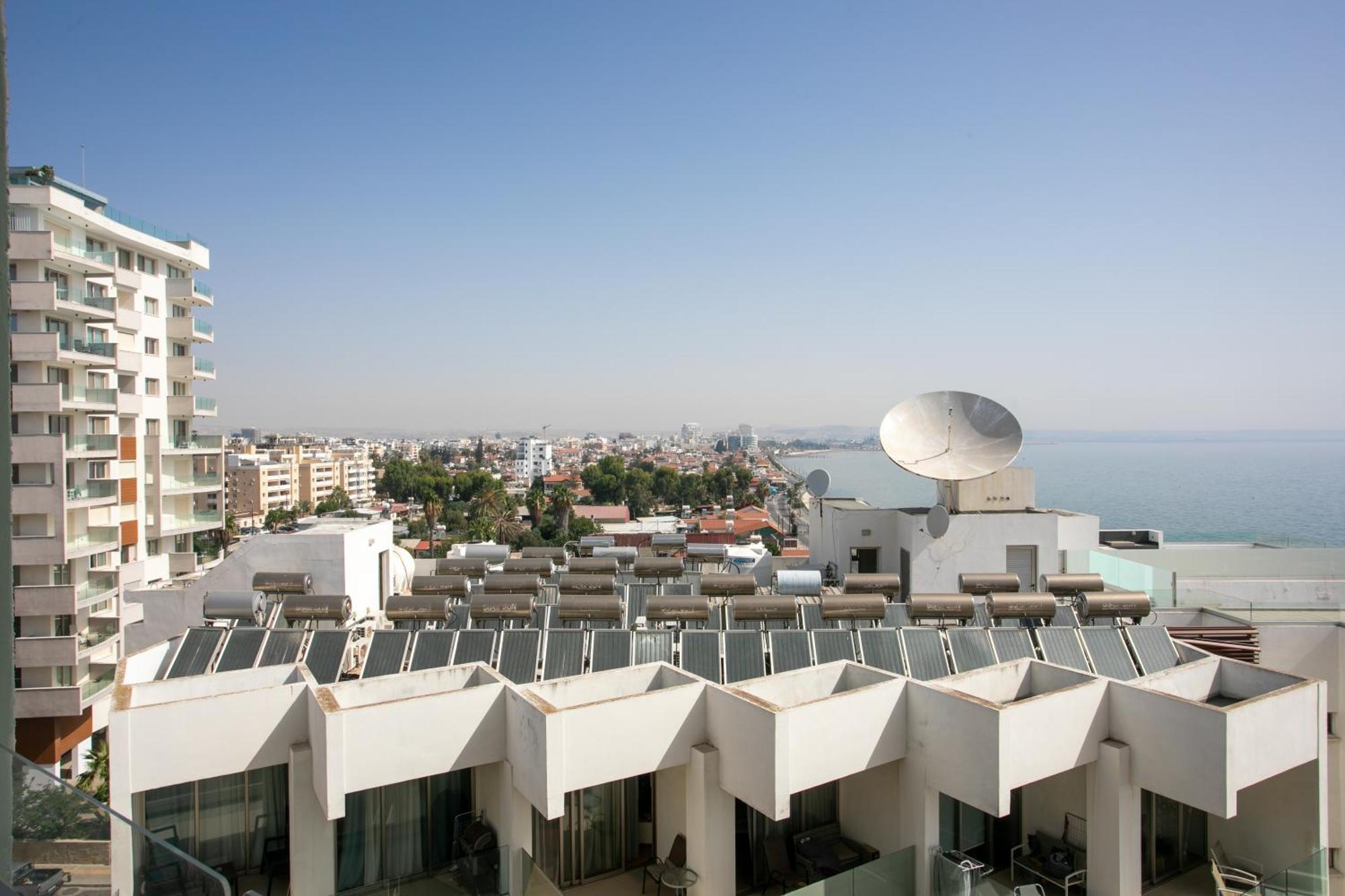 Palmove Luxurious Beachfront Apt Larnaca Eksteriør billede