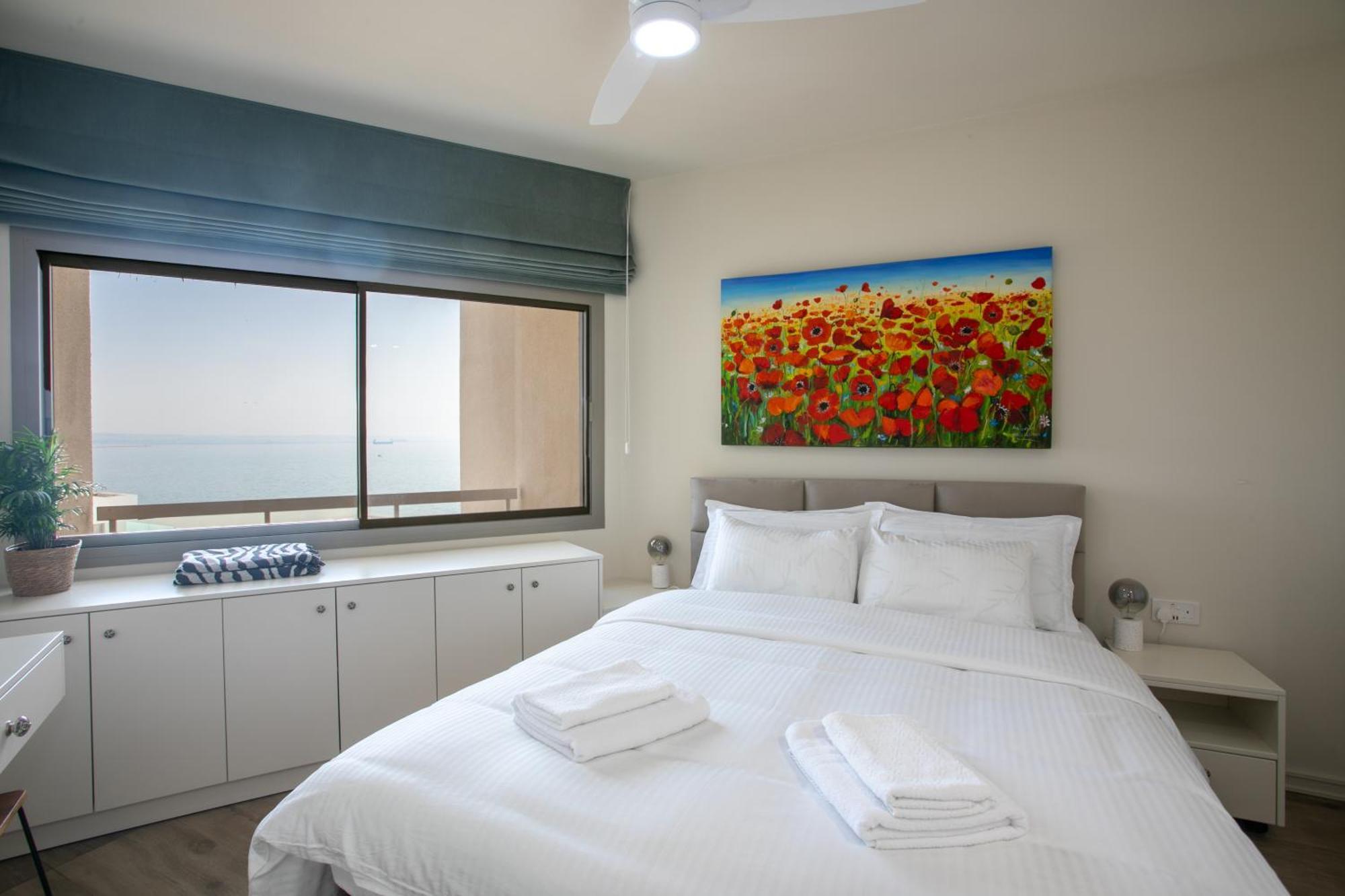 Palmove Luxurious Beachfront Apt Larnaca Eksteriør billede