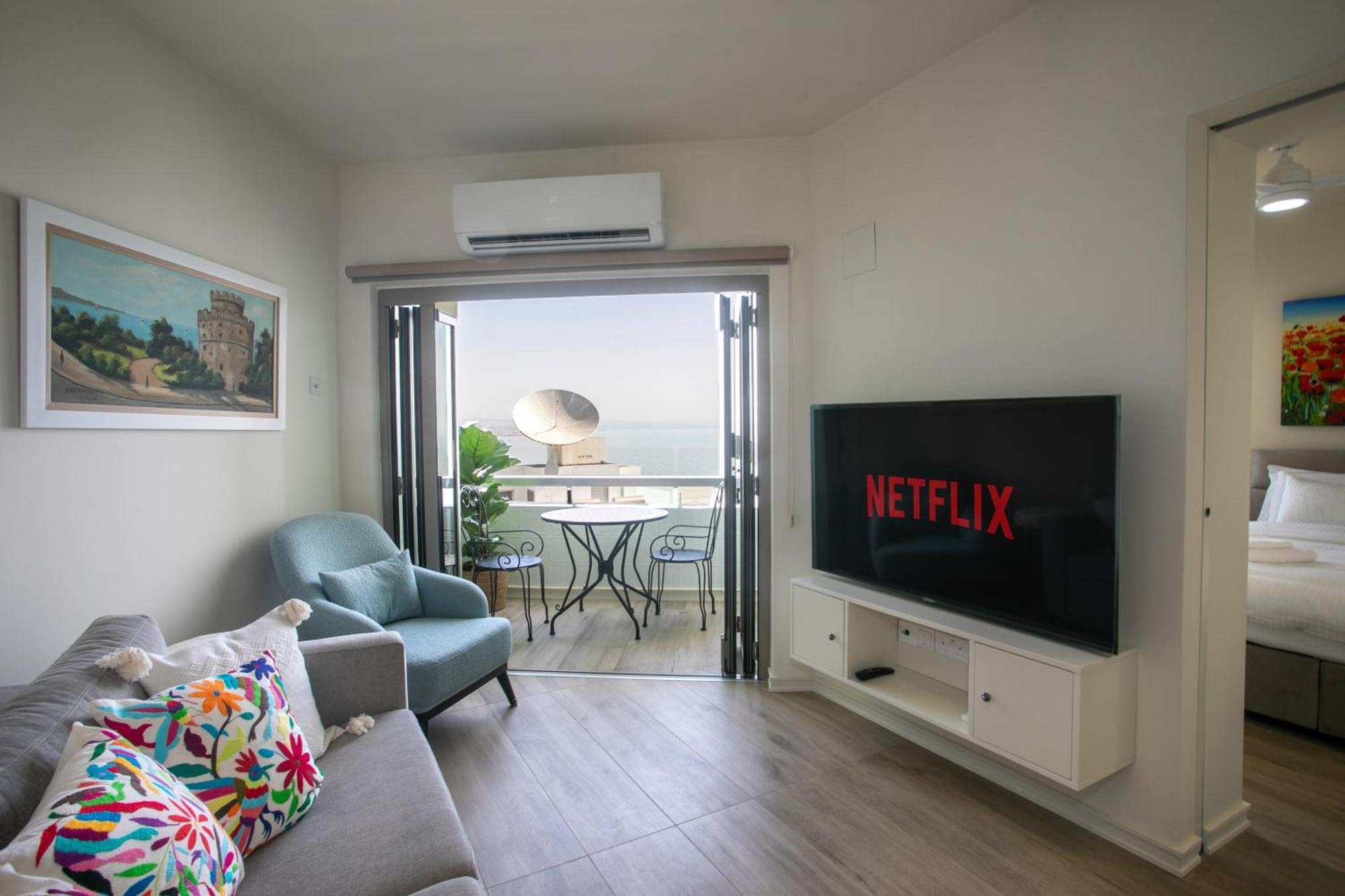 Palmove Luxurious Beachfront Apt Larnaca Eksteriør billede